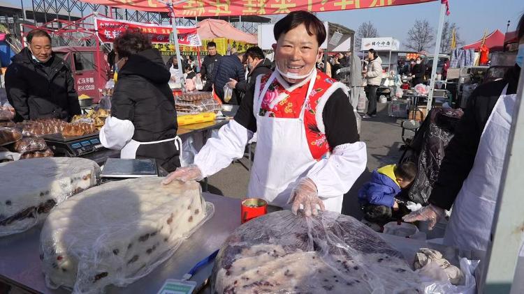 出新风尚！来山东赶集可能要拼网速_山东_大众网人生就是博-尊龙凯时齐鲁年味·消费新潮丨年集赶(图3)