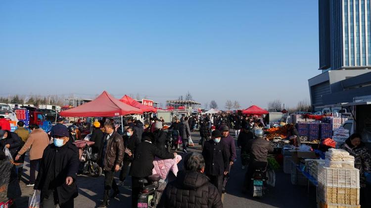 出新风尚！来山东赶集可能要拼网速_山东_大众网人生就是博-尊龙凯时齐鲁年味·消费新潮丨年集赶(图2)